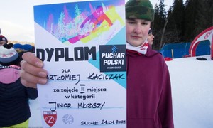 Zdjęcie przedstawia zawodników snowboardu podczas III edycji Pucharu Polski w snowboardzie