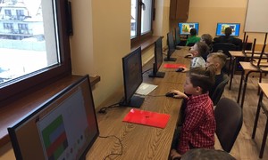 Zdjęcie przedstawia uczniów klasy pierwszej podzas zajęć w nowej pracowni komputerowej w ZSMS Zakopane