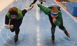 Zdjęcie przedstawia zawodników ZSMS Zakopane - łyżwiarzy szybkich podczas zgrupowania w Tomaszowie Mazowieckim