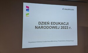Zdjęcie przedstawia pracowników ZSMS Zakopane podczas uroczystości z okazji Dnia Edukacji Narodowej w Krakowie
