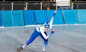 Zdjęcie przedstawia rywalizację na lodzie podczas Mistrzostw Polski w Wieloboju Seniorów