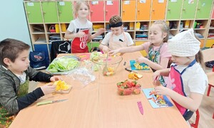 Zdjęcie przedstawia uczniów klasy 1 SPMS podczas zajęć kulinarnych