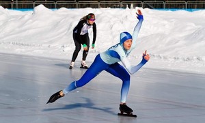 Zdjęcie przedstawia rywalizację na lodzie podczas Mistrzostw Polski w Wieloboju Seniorów