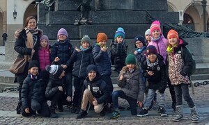 Zdjęcie przedstawia uczniów ZSMS Zakopane podczas wycieczki do teatru Groteska w Krakowie