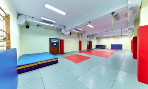 Zdjęcie przedstawia salę judo / salę do akrobatyki