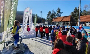 Zdjęcie przedstawia rywalizację zawodników łyżwiarstwa szybkiego podczas zawodów Tatra Cup