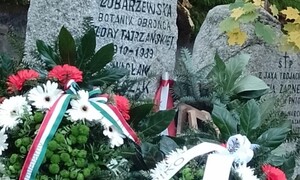 Zdjęcie przedstawia uroczystość związaną ze wspomnieniem profesora Wacława Felczaka i Stanisława Marusarza w 30 rocznicę ich śmierci.