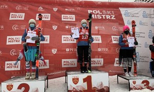 Zdjęcie przedstawia zawodników ZSMS Zakopane na podium Mistrzostw Polski Juniorów Młodszych i Młodzików w Szczyrku