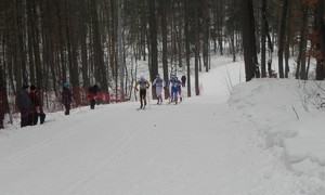 Zdjęcie przedstawiają rywalizację sportową podczas Mistrzost Polski Juniorów i Juniorów Mł. w biegach techniką klasyczną, które odbyły się w Tomaszowie Lubelskim