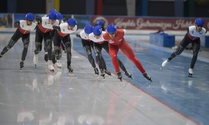 Zdjęcie przedstawia zawodników łyżwiarstwa szybkiego podczas XXXVI Mistrzostw Polski Seniorów na Dystansach