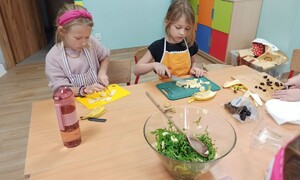 Zdjęcie przedstawia uczniów klasy 1 SPMS podczas zajęć kulinarnych