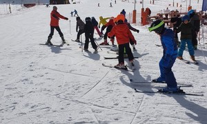 Zdjęcie przedstawia uczniów klasy pierwszej ZSMS Zakopane podczas treningu na nartach zjazdowych