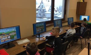 Zdjęcie przedstawia uczniów klasy pierwszej podzas zajęć w nowej pracowni komputerowej w ZSMS Zakopane