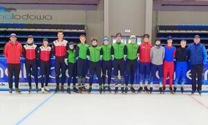 Zdjęcie przedstawia zawodników ZSMS Zakopane - łyżwiarzy szybkich podczas zgrupowania w Tomaszowie Mazowieckim