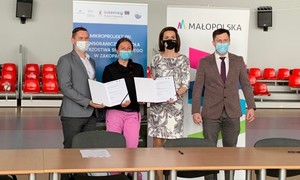 SMZdjęcie przedatawia moment podpisania umowy o dofinansowanie mikroprojektu pt. Transgraniczna Szkoła Mistrzostwa SportowegoS Zakopane
