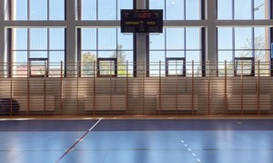Zdjęcie przedstawia halę sportową ZSMS Zakopane