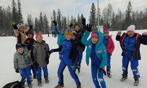 Zdjęcie przedstawia uczestników szkolenia z dyscypliny biathlon w ramach projektu Transgraniczna Szkoła Mistrzostwa Sportowego