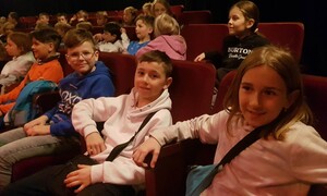 Zdjęcie przedstawia uczniów ZSMS Zakopane podczas wycieczki do teatru Groteska w Krakowie