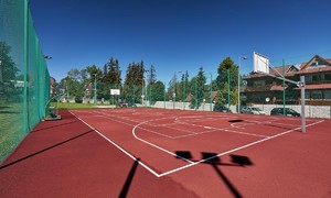 Zdjęcia przedstawiają halę sportową, kort tenisowy, siłownię i salki treningowe ZSMS Zakopane