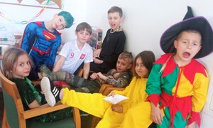 Zdjęcie przedstawia uczniów ZSMS podczas Balu Karnawałowego