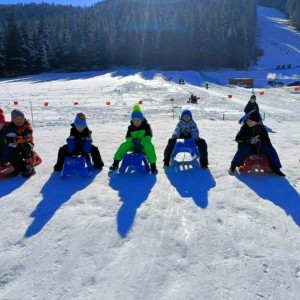 Zdjęcie przedstawia uczniów SMS Zakopane podczas zabawy na śniegu