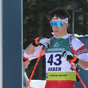 Zdjęcie przedstawia zawodników i absolwentów SMS Zakopane podczas Mistrzostw Świata Juniorów i Juniorów Młodszych w biathlonie w niemieckim Arber