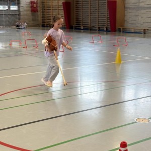 Zdjęcie przedstawia uczniów SMS Zakopane klas 1 i 3 szkoły podstawowej podczas zabaw zorganizowanych w MOSiR Zakopane z okazji Dnia Dziecka