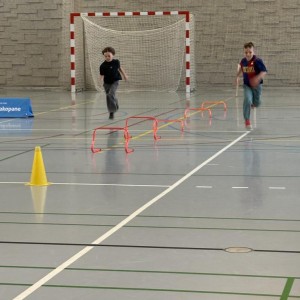 Zdjęcie przedstawia uczniów SMS Zakopane klas 1 i 3 szkoły podstawowej podczas zabaw zorganizowanych w MOSiR Zakopane z okazji Dnia Dziecka