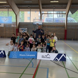 Zdjęcie przedstawia uczniów SMS Zakopane klas 1 i 3 szkoły podstawowej podczas zabaw zorganizowanych w MOSiR Zakopane z okazji Dnia Dziecka