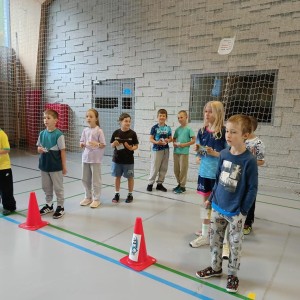 Zdjęcie przedstawia uczniów SMS Zakopane klas 1 i 3 szkoły podstawowej podczas zabaw zorganizowanych w MOSiR Zakopane z okazji Dnia Dziecka