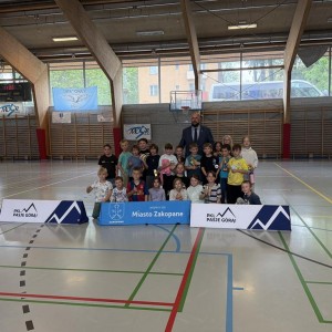 Zdjęcie przedstawia uczniów SMS Zakopane klas 1 i 3 szkoły podstawowej podczas zabaw zorganizowanych w MOSiR Zakopane z okazji Dnia Dziecka