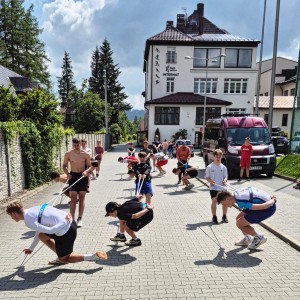 Zdjęcie przedstawia łyżwiarzy szybkich podczas treningu na boisku szkolnym przy SMS Zakopane