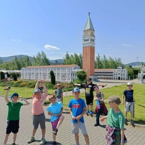 Zdjęcie przedstawia uczniów 1 i 2 klasy SPMS podczas wycieczki do Parku Miniatur w Inwałdzie