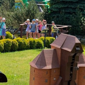 Zdjęcie przedstawia uczniów 1 i 2 klasy SPMS podczas wycieczki do Parku Miniatur w Inwałdzie