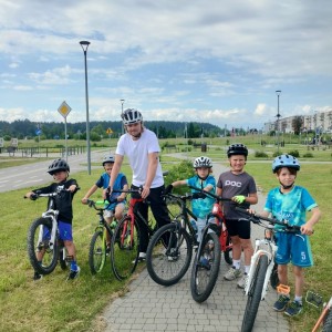 Zdjęcie przedstawia uczniów klasy 1a, którzy wybrali się na wycieczkę rowerową do miasteczka ruchu drogowego w Nowym Targu