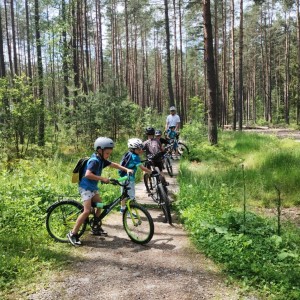 Zdjęcie przedstawia uczniów klasy 1a, którzy wybrali się na wycieczkę rowerową do miasteczka ruchu drogowego w Nowym Targu