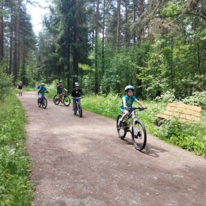 Zdjęcie przedstawia uczniów klasy 1a, którzy wybrali się na wycieczkę rowerową do miasteczka ruchu drogowego w Nowym Targu