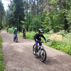 Zdjęcie przedstawia uczniów klasy 1a, którzy wybrali się na wycieczkę rowerową do miasteczka ruchu drogowego w Nowym Targu