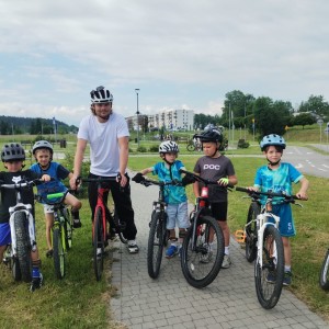 Zdjęcie przedstawia uczniów klasy 1a, którzy wybrali się na wycieczkę rowerową do miasteczka ruchu drogowego w Nowym Targu