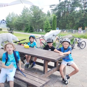 Zdjęcie przedstawia uczniów klasy 1a, którzy wybrali się na wycieczkę rowerową do miasteczka ruchu drogowego w Nowym Targu