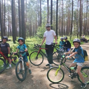 Zdjęcie przedstawia uczniów klasy 1a, którzy wybrali się na wycieczkę rowerową do miasteczka ruchu drogowego w Nowym Targu