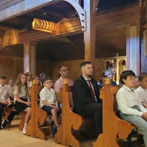 Zdjęcie przedstawia społeczność szkolną SMS Zakopane podczas uroczystego zakończenia roku szkolnego 2025/2026