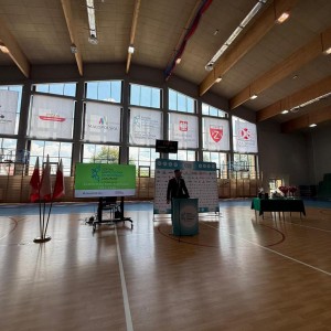 Zdjęcie przedstawia społeczność szkolną SMS Zakopane podczas uroczystego zakończenia roku szkolnego 2025/2026