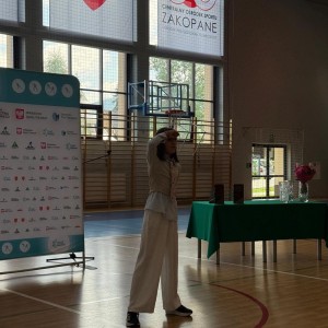 Zdjęcie przedstawia społeczność szkolną SMS Zakopane podczas uroczystego zakończenia roku szkolnego 2025/2026