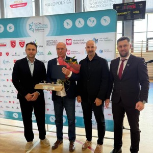 Zdjęcie przedstawia społeczność szkolną SMS Zakopane podczas uroczystego zakończenia roku szkolnego 2025/2026