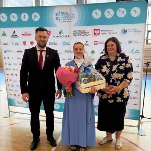 Zdjęcie przedstawia społeczność szkolną SMS Zakopane podczas uroczystego zakończenia roku szkolnego 2025/2026