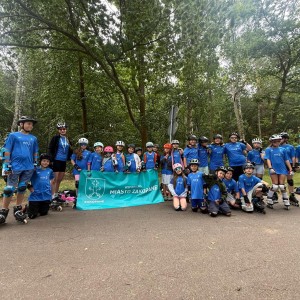 Zdjęcie przedstawia uczestników obozu sportowego UKS przy SMS Zakopane w Jarosławcu