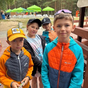 Zdjęcie przedstawia uczestników obozu sportowego UKS przy SMS Zakopane w Jarosławcu