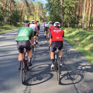 Zdjęcie przedstawia zawodników SMS Zakopane podczas wakacyjnego zgrupowania sportowego w Tomaszowie Mazowieckim